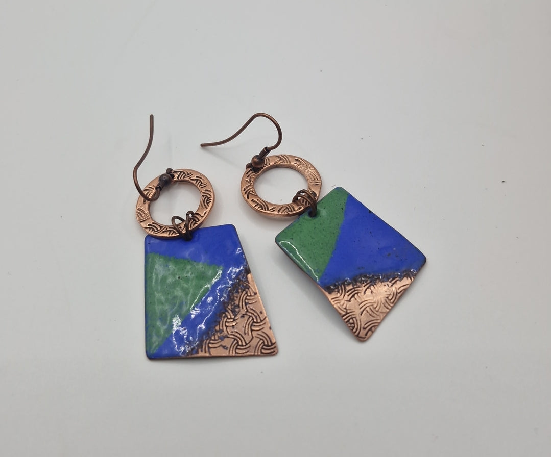 Idir (Between colour and metal. Between balance and edge)