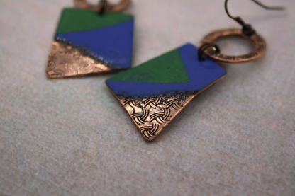 Idir (Between colour and metal. Between balance and edge)