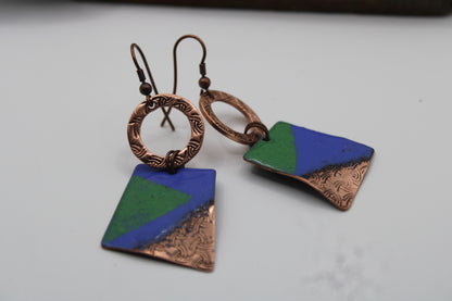 Idir (Between colour and metal. Between balance and edge)