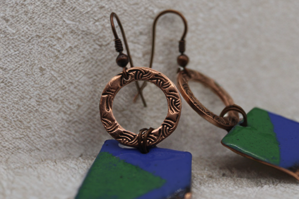 Idir (Between colour and metal. Between balance and edge)